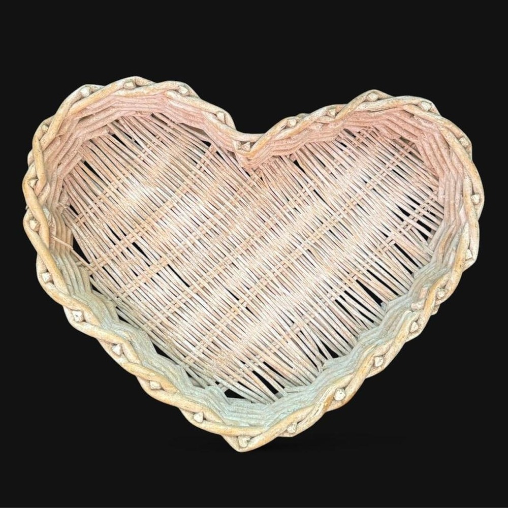 Vintage Woven Rattan Heart Basket/Shelf🤎🧺